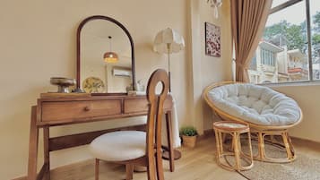 Deluxe Studio, City View | Interior