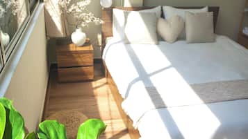 Estudio estándar, vista a la ciudad | Escritorio, espacio para trabajar con laptop y cortinas blackout
