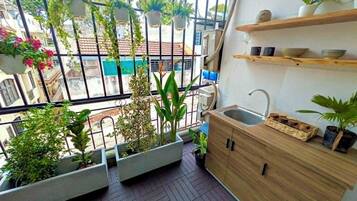 Chambre Classique, vue ville | Coin cuisine privé | Batterie de cuisine, vaisselle et ustensiles