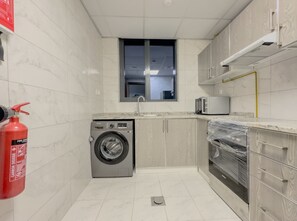 Microondas, horno y placa de cocina