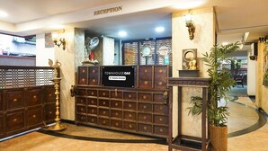 A reception area with a sign reading 'TOWNHOUSE OAK' and a 'RECEPTION' sign above. - Super Townhouse Oak Prabhat Road (Pune)