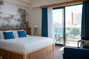 Quarto casal luxo, sacada, vista parcial para o mar