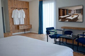 Escritorio, espacio para trabajar con un portátil, cortinas opacas