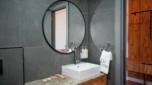 Quarto casal luxo, sacada, vista parcial para o mar | Banheiro