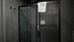 Secador de pelo, toallas