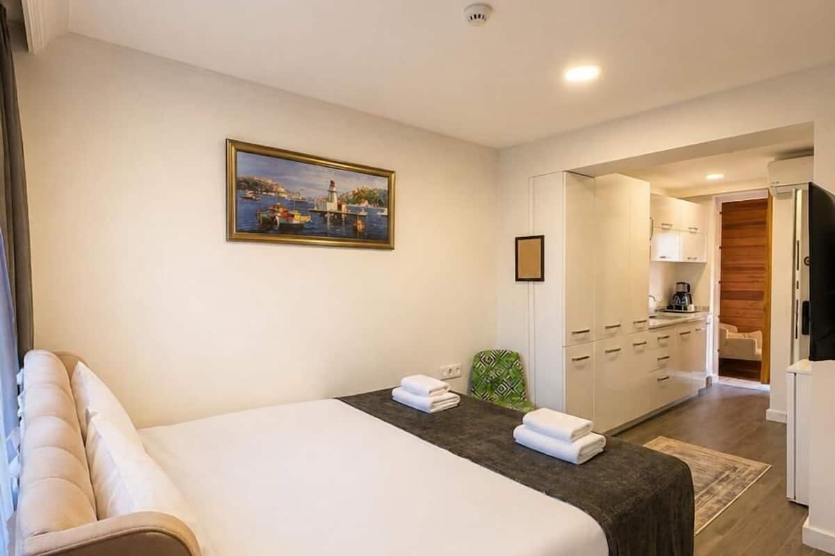 Ropa de cama de alta calidad, minibar y escritorio