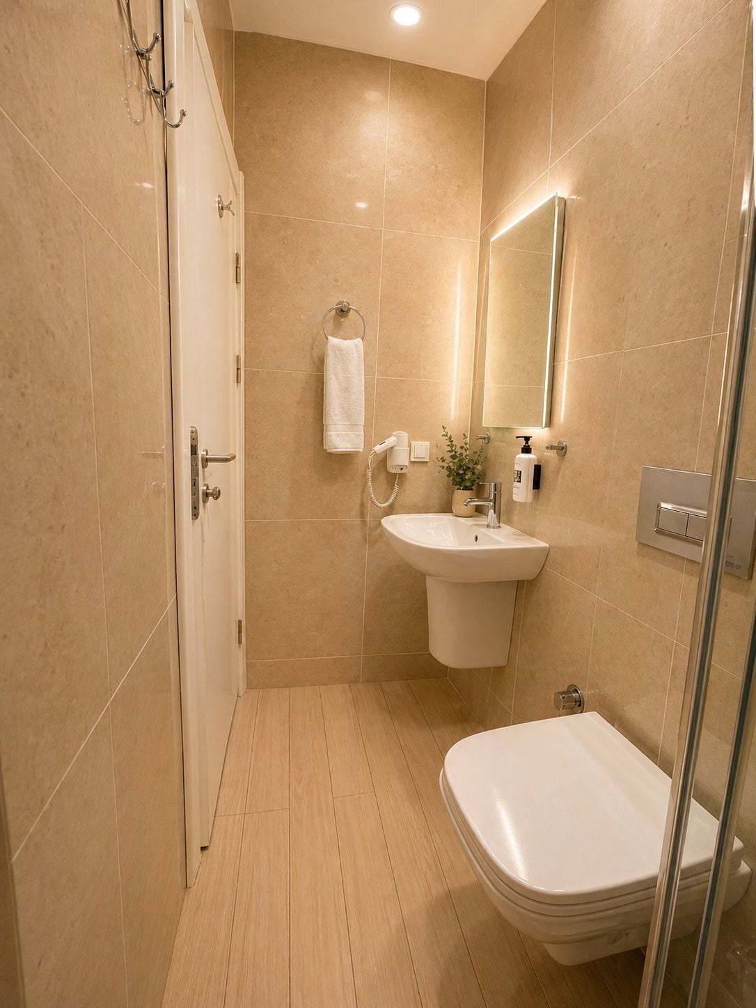 Douche, articles de toilette écologiques, sèche-cheveux, chaussons