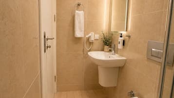 Douche, articles de toilette écologiques, sÚche-cheveux, chaussons