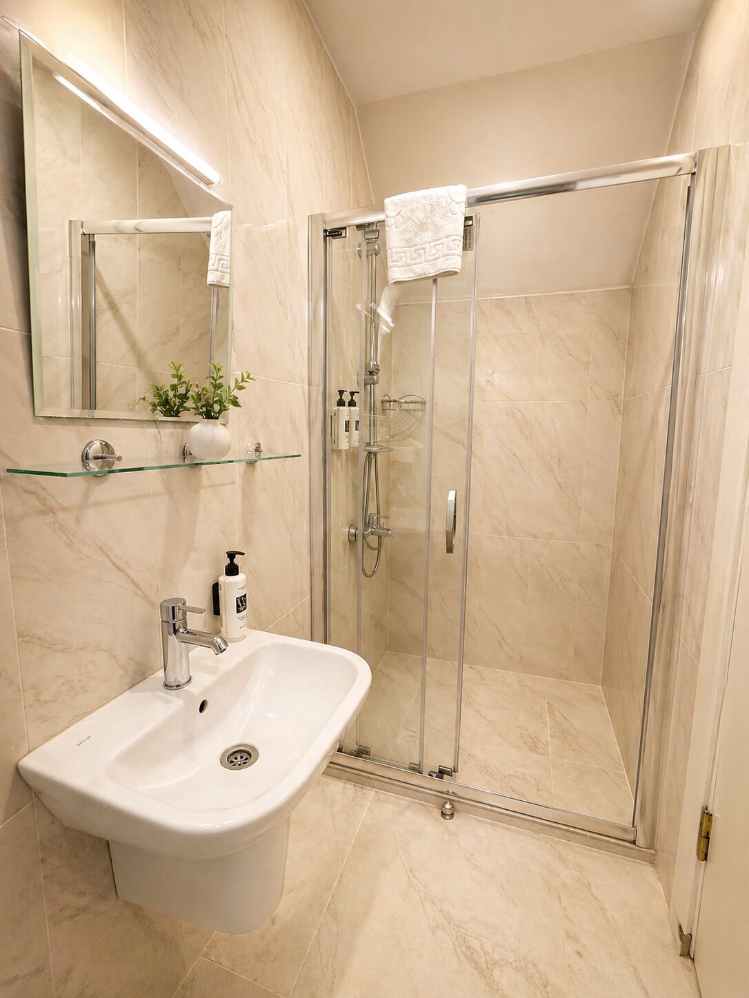 Een douche, milieuvriendelijke toiletartikelen, een haardroger