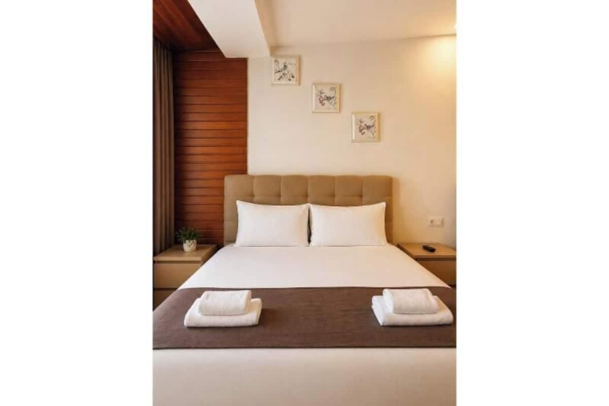 Habitación cuádruple Confort | Ropa de cama de alta calidad, minibar y escritorio