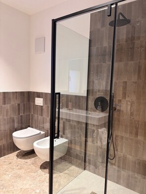 Douche, sèche-cheveux, bidet, serviettes fournies