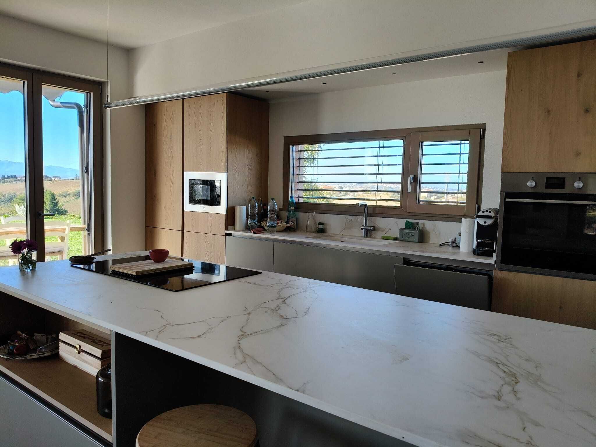 Frigorifero, microonde, forno, piano cottura