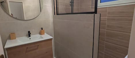 HandtĂŒcher, Seife, Toilettenpapier