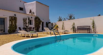 Charming renovated Dovecote, rural setting, private pool and garden, sleeps 4.