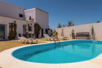 Charming Dovecote, rural setting, private exclusive pool and garden, sleeps 4.