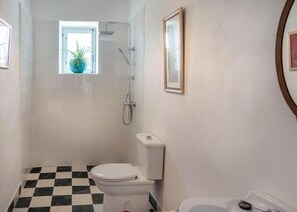 Sèche-cheveux, bidet, serviettes fournies, savon