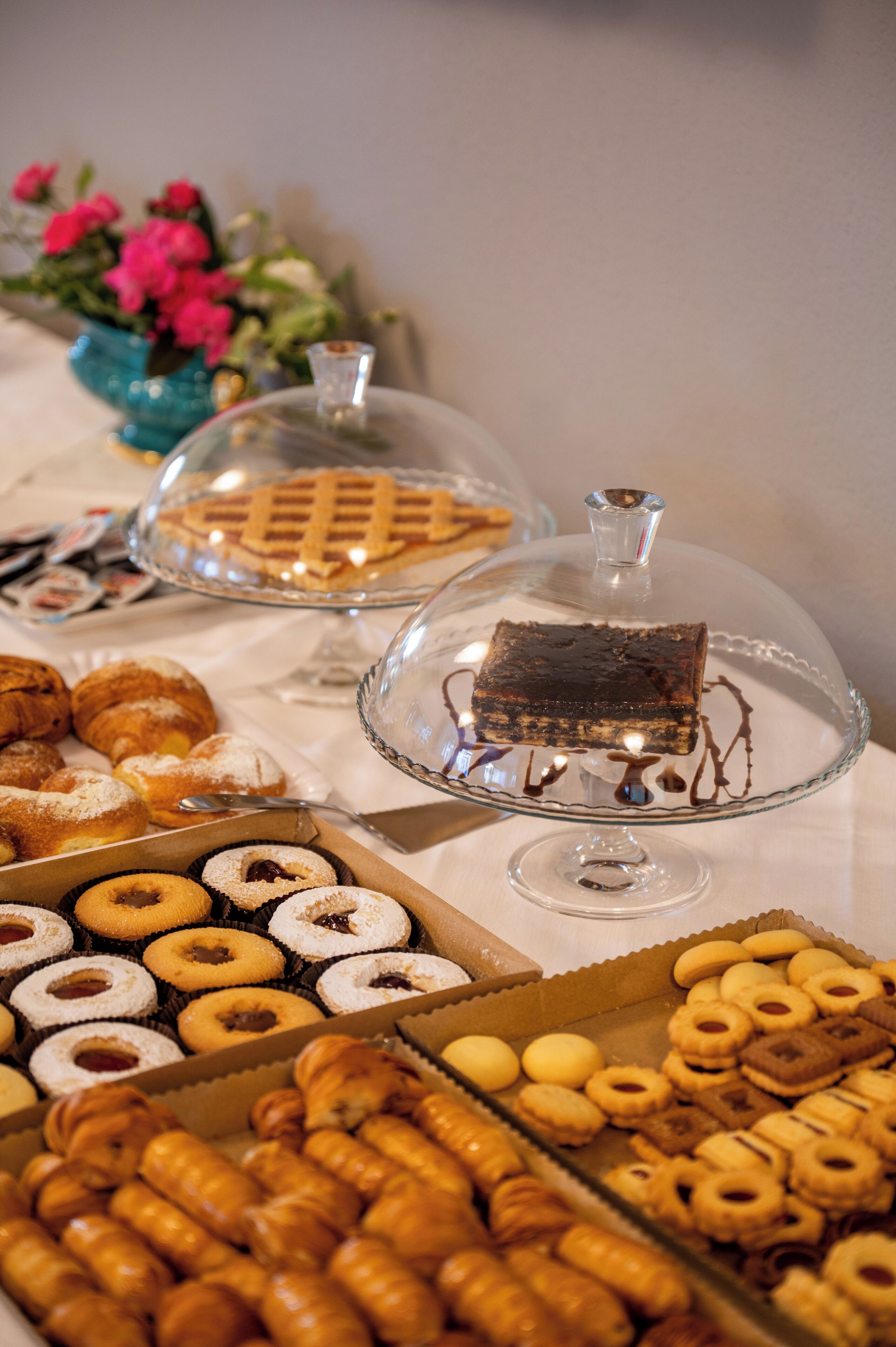 Une table de buffet proposant une variété de pâtisseries et de desserts.
