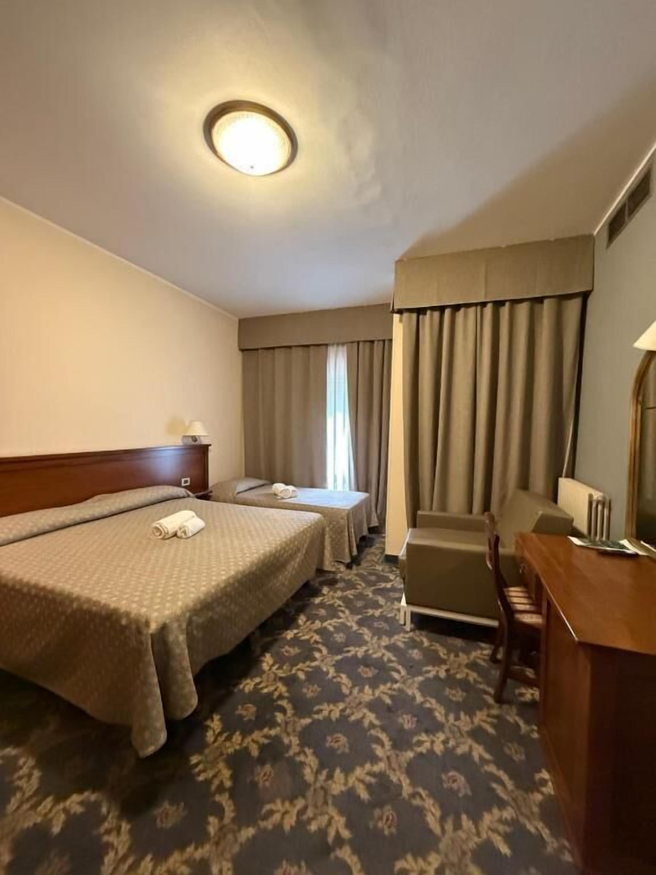 Triple Room | In-room safe, desk, soundproofing