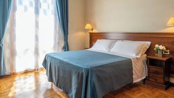 Zimmersafe, Schreibtisch, schallisolierte Zimmer