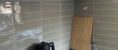 KĂŒhlschrank, Herdplatte, Wasserkocher mit Kaffee-/Teezubehör