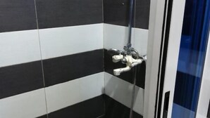 デラックス ダブルルーム シティビュー | バスルーム | タオル、石鹸、トイレットペーパー
