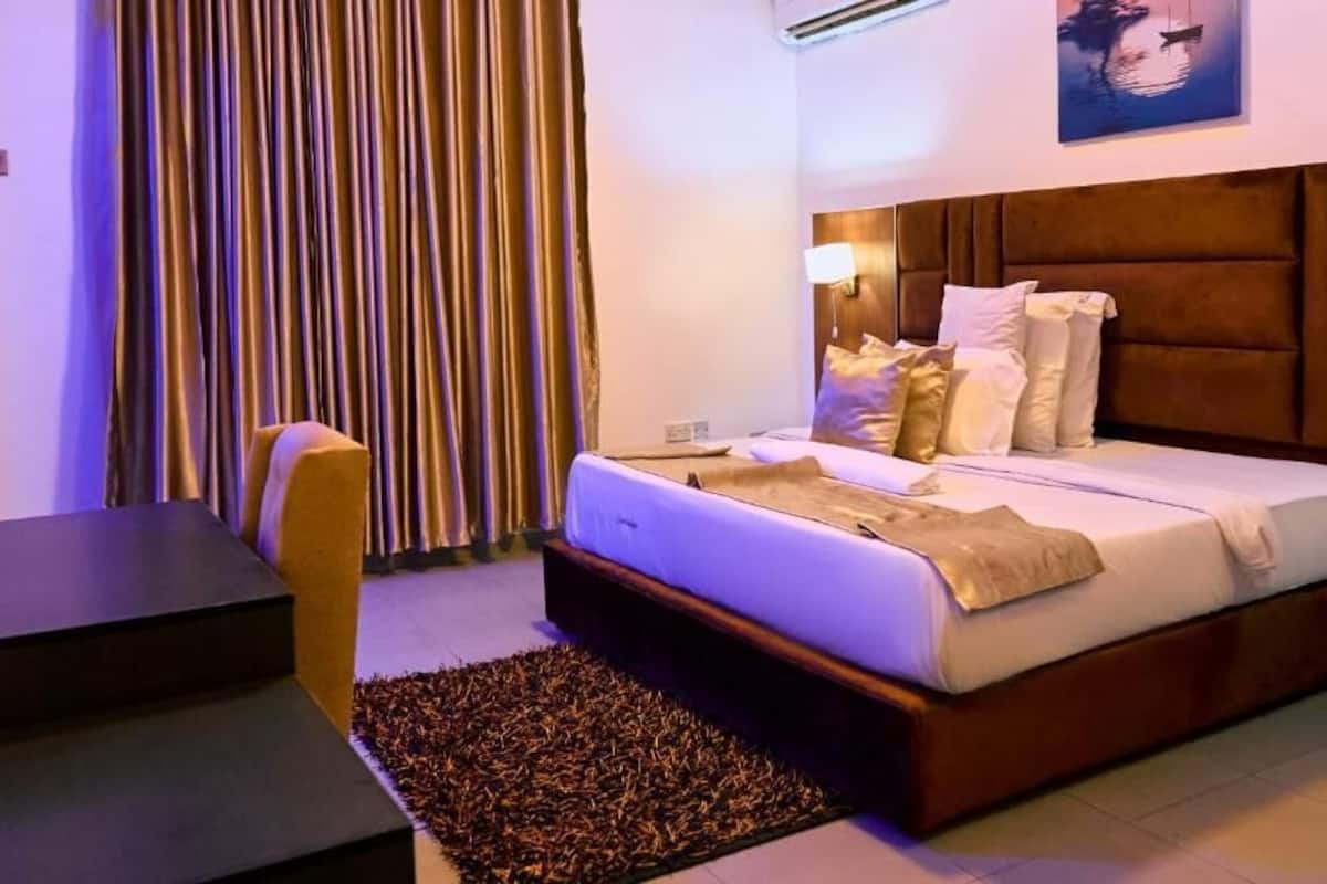 Presidential Suite, City View | In-room safe, desk, laptop workspace, blackout curtains