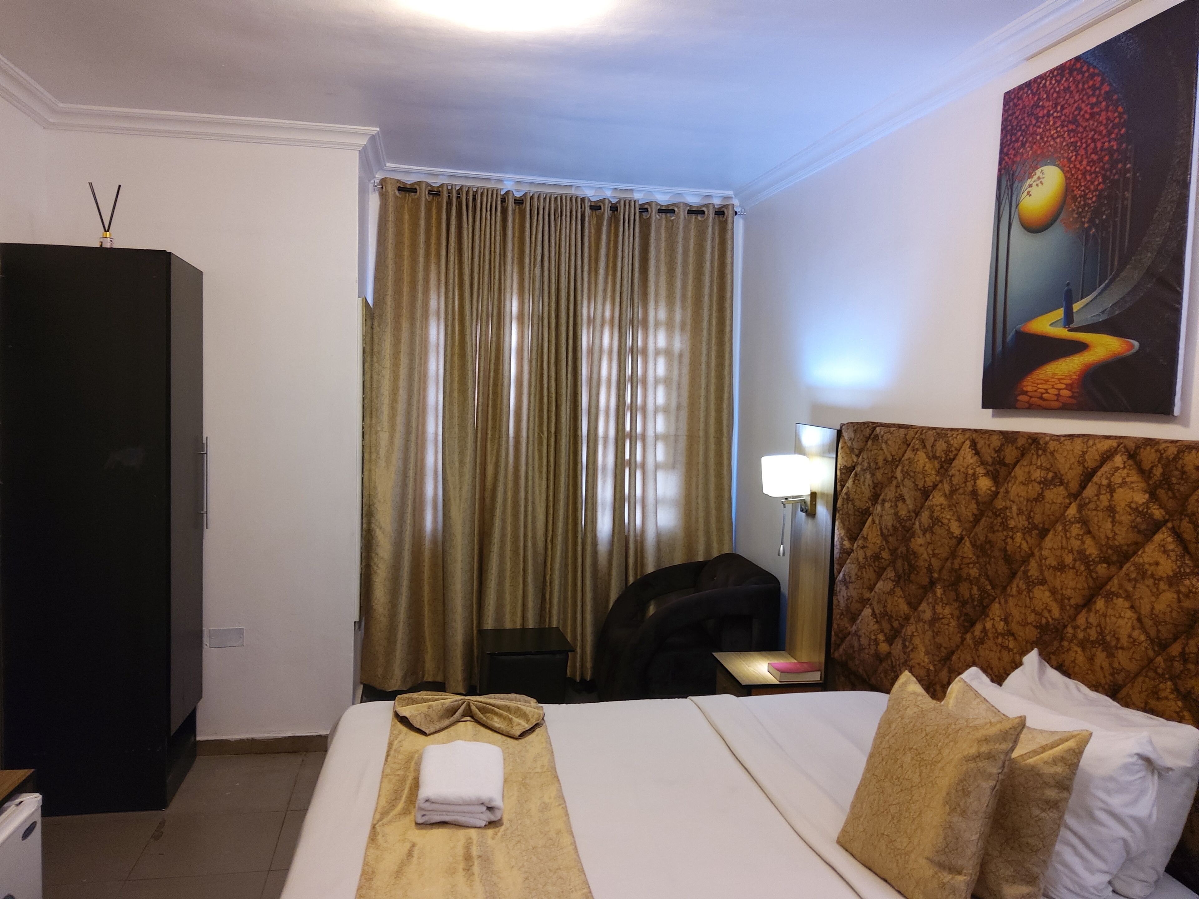 Standard Room, City View | Bathroom | Towels, soap, toilet paper