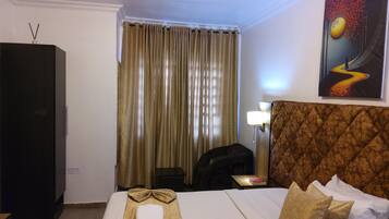 Standard Room, City View | Bathroom | Towels, soap, toilet paper