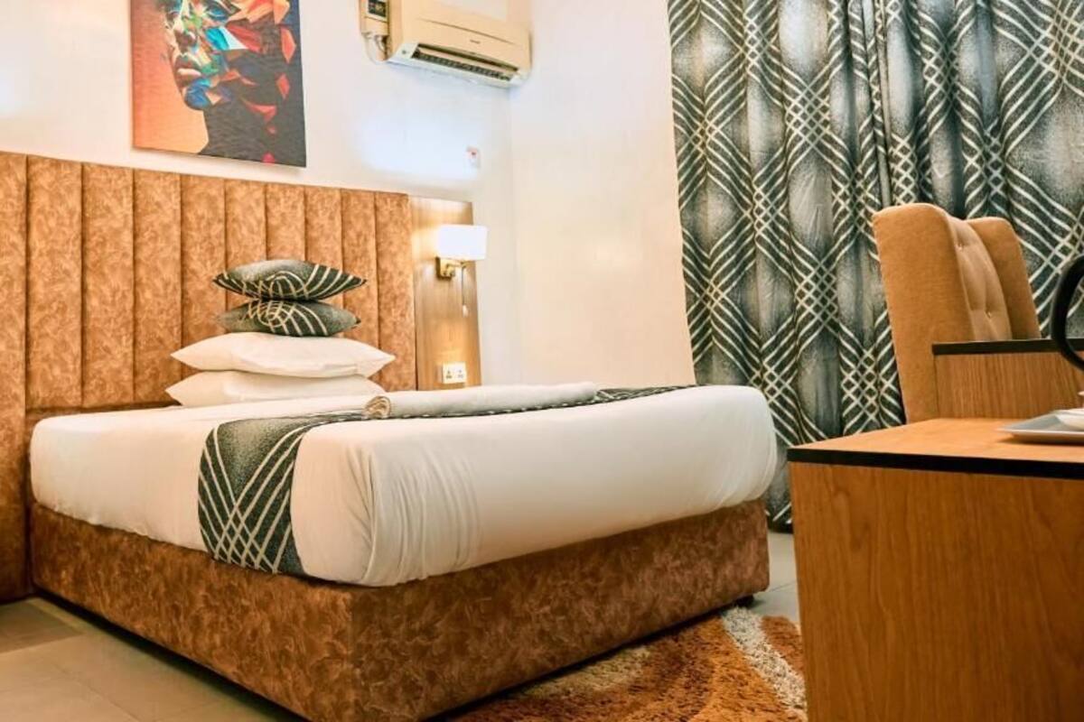 Phòng phong cách cổ điển, quang cảnh thành phố | Két bảo mật tại phòng, bàn, khu vực làm việc phù hợp cho laptop 