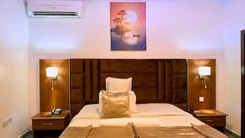 Standard Room, City View | In-room safe, desk, laptop workspace, blackout curtains