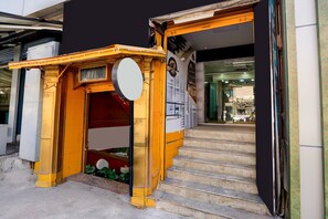 บ้านพัก | ฝ่ายต้อนรับ