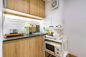Kühlschrank, Mikrowelle, Ofen, Herdplatte