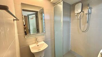 Dusche, Hydromassagedusche, kostenlose Toilettenartikel, Haartrockner