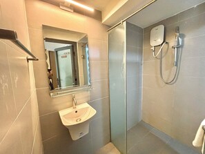 Dusche, Hydromassagedusche, kostenlose Toilettenartikel, Haartrockner
