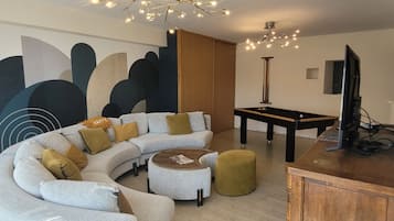 Smart TV, videogames, DVD player, mesa de pingue-pongue