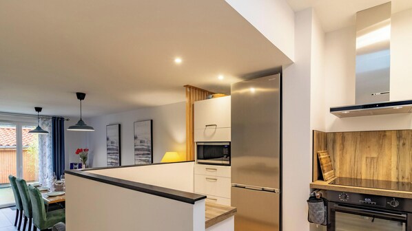 Fridge, microwave, oven, dishwasher - Bright townhouse, Cholet center (Cholet)