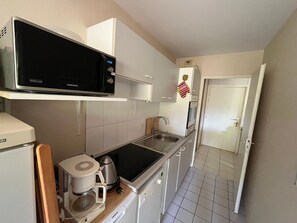 Fridge, microwave, oven, stovetop - Comfortable city centre apartment - 3 guests (Arcachon)