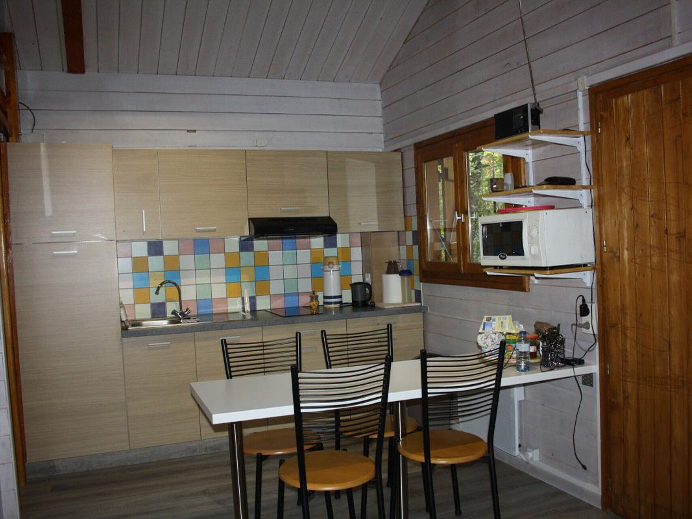 Kühlschrank, Mikrowelle, Wasserkocher mit Kaffee-/Teezubehör