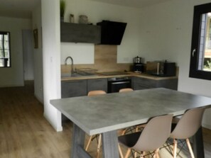 Fridge, microwave, dishwasher - Charming chalet with AC - 4 guests (Bollène)