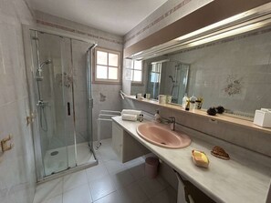 Bathroom - Spacious apartment, calm and greenery - 7 guests (Saint-Raphaël)