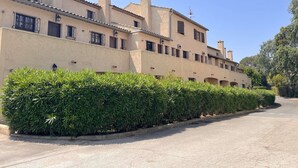 A multi-story building with a consistent architectural style, featuring multiple chimneys and windows. - Spacious apartment, calm and greenery - 7 guests (Saint-Raphaël)