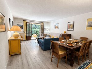 Dining - Spacious apartment, calm and greenery - 7 guests (Saint-Raphaël)