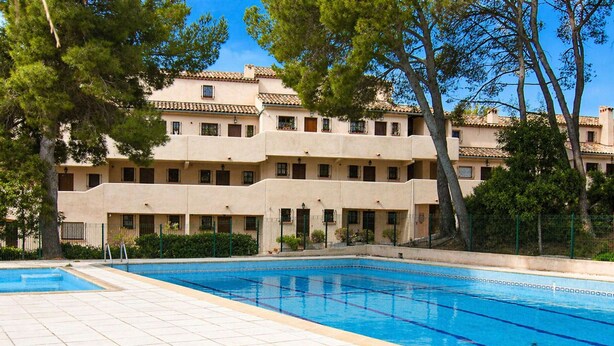 A swimming pool with tiled deck, surrounded by multi-story buildings with balconies. - Spacious apartment, calm and greenery - 7 guests (Saint-Raphaël)