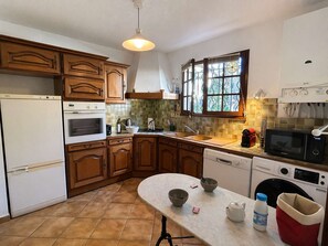 Fridge, microwave, oven, dishwasher - Spacious apartment, calm and greenery - 7 guests (Saint-Raphaël)