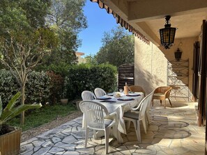 Outdoor dining - Spacious apartment, calm and greenery - 7 guests (Saint-Raphaël)