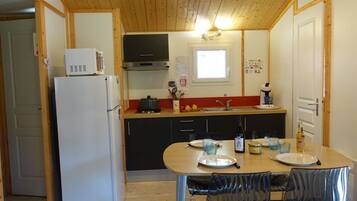 Kühlschrank, Mikrowelle, Wasserkocher mit Kaffee-/Teezubehör