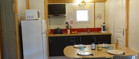 Refrigerador, microondas y cafetera y tetera