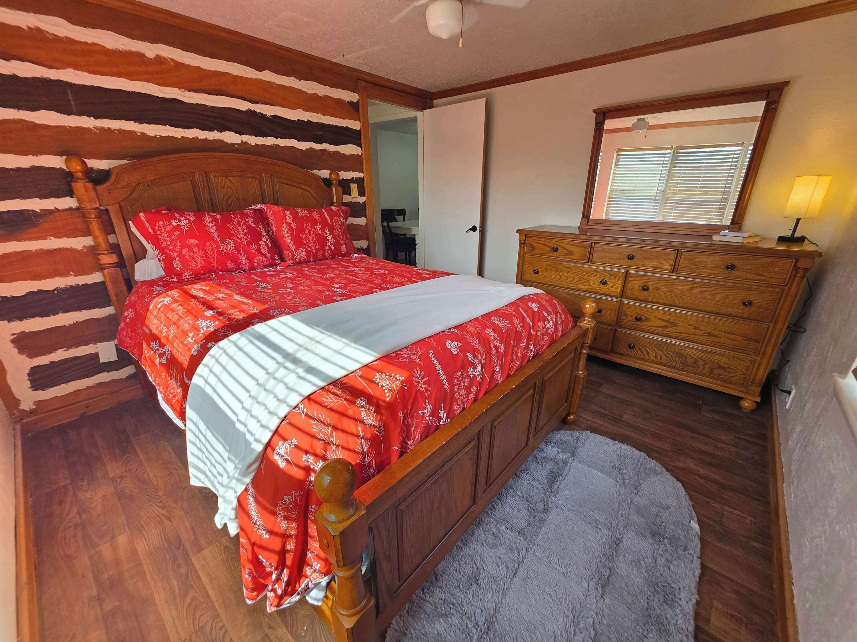 4 bedrooms, iron/ironing board, WiFi, bed sheets