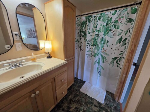 4BR Slps 10, 3 Kings|Walk to Town, Trails+Parking