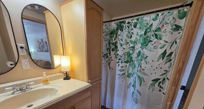 4BR Slps 10, 3 Kings|Walk to Town, Trails+Parking